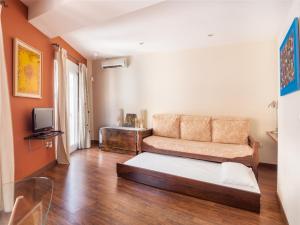 A television and/or entertainment centre at San Felipe Sevilla Urban Apartment Még 16 kép