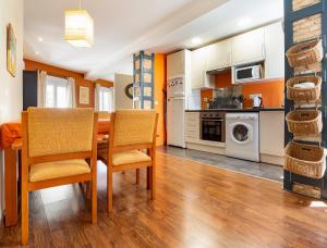 A kitchen or kitchenette at San Felipe Sevilla Urban Apartment