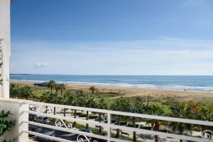 uitzicht op het strand vanaf het balkon van een resort bij MADAGÌ Beachfront Apartments in Pozzallo