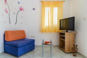 Televízia a/alebo spoločenská miestnosť v ubytovaní Apartment in Okrug Gornji with sea view, terrace, air conditioning, WiFi 5049-3