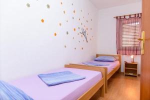 Posteľ alebo postele v izbe v ubytovaní Apartment in Okrug Gornji with sea view, terrace, air conditioning, WiFi 5049-3