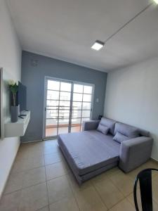 Un dormitorio con una cama y una ventana grande. en Home Zafiro II, en Santa Fe
