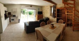 Kuchyň nebo kuchyňský kout v ubytování L'OASIS DES MARAIS La maison du Marais