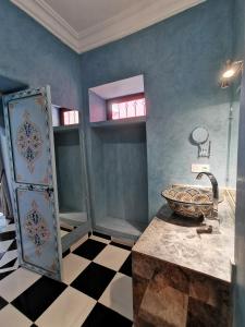 馬拉喀什的住宿－Dar Al Hayat，一个带水槽和碗在柜台上的浴室