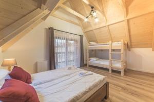 Postel nebo postele na pokoji v ubytování Zbyrcoki - Domki w Górach