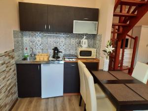 Kuchyňa alebo kuchynka v ubytovaní Kék Lagúna Wellness Apartmanok