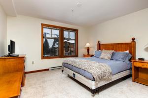 une chambre avec un lit et une télévision à écran plat dans l'établissement Eagle Springs East 302: Boxelder Suite, à Solitude 49 autres photos