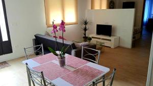 sala de estar con mesa y sofá en El Rodeno de Gea Ideal parejas, en Gea de Albarracín