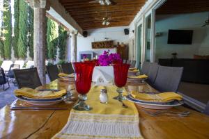 Restoran või mõni muu söögikoht majutusasutuses Finca del Rocio