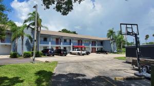 a building with cars parked in a parking lot at Lakeview Inn & Suites Okeechobee in Okeechobee