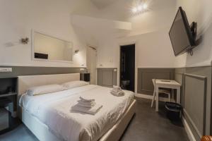 a bedroom with a bed with towels on it at WE LOVE ROMA Guest House in Rome