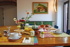 a dining room table with food and drinks on it at Agriturismo Fiorbello in Montirone