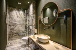 Koupelna v ubytování Pagopoieion - Adults Only Suites + 20 fotografií