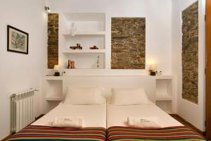 a bedroom with a bed with two pillows on it at Quinta do Chocalhinho Agroturismo & SPA in Odemira