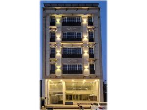 un edificio con luces en el lateral. en Multazam Heights, DHA Phase 8 - Three Bedrooms Family Apartments, en Lahore