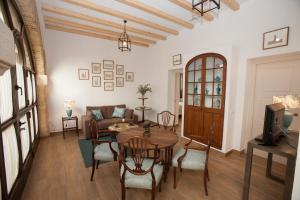 A seating area at Patios de la Riva