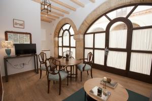 A television and/or entertainment centre at Patios de la Riva