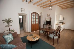 A seating area at Patios de la Riva