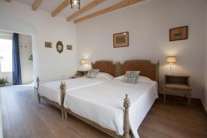 A bed or beds in a room at Patios de la Riva