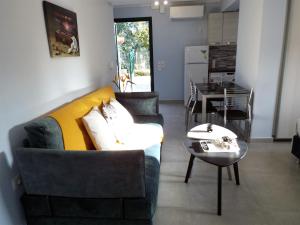 Ruang duduk di Strelitzia Apartments