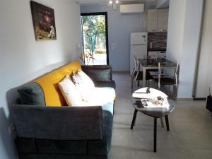A seating area at Strelitzia Apartments