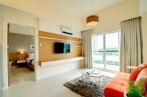 TV a/nebo společenská místnost v ubytování Zerenity Hotel & Suites