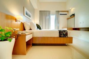 Postel nebo postele na pokoji v ubytování Zerenity Hotel & Suites