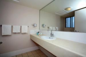 
a bathroom with two sinks and a mirror at Mayfair Motel in Emerald
