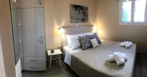 Un pat sau paturi într-o cameră la Strelitzia Apartments