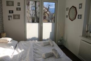 Posteľ alebo postele v izbe v ubytovaní Apartament W SERCU USTRONIA