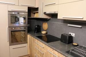 Kuchyňa alebo kuchynka v ubytovaní Apartament W SERCU USTRONIA