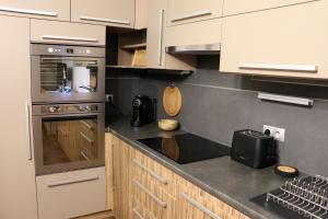 Kuchyňa alebo kuchynka v ubytovaní Apartament W SERCU USTRONIA