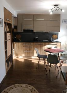 Kuchyňa alebo kuchynka v ubytovaní Apartament W SERCU USTRONIA