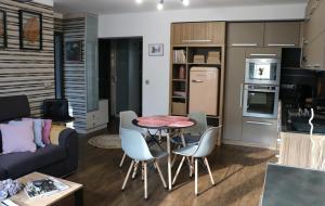 Kuchyňa alebo kuchynka v ubytovaní Apartament W SERCU USTRONIA