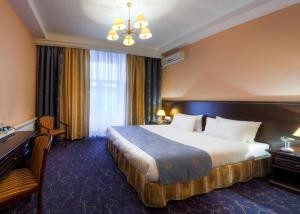Baikal Plaza tesisinde bir odada yatak veya yataklar