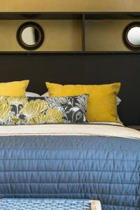 Postel nebo postele na pokoji v ubytování Cambridge Suites - #2 Cool & Spacious