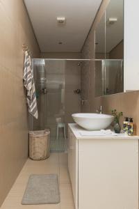 Et badeværelse på Cambridge Suites - #2 Cool & Spacious