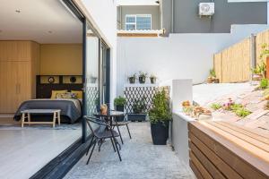 patio z łóżkiem, stołem i krzesłami w obiekcie Cambridge Suites - #2 Cool & Spacious w Kapsztadzie