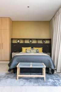 Ліжко або ліжка в номері Cambridge Suites - #2 Cool & Spacious