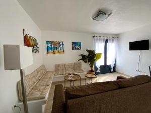 TV a/nebo společenská místnost v ubytování CALIMA Holiday House