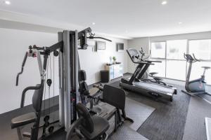 纽卡斯尔BEST WESTERN PLUS Apollo Hotel Newcastle的拥有多台跑步机和健身车的健身房