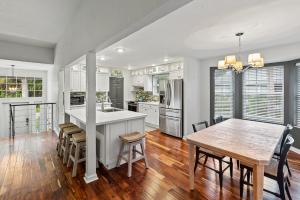 Gorgeous Newly Renovated Residence in Island Woods- Bikes and Kayaks Included