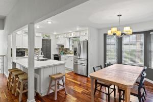 Gorgeous Newly Renovated Residence in Island Woods- Bikes and Kayaks Included