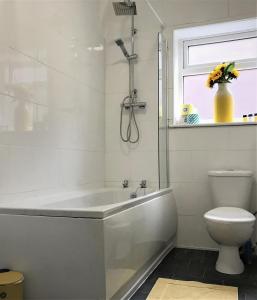 baño blanco con bañera y aseo en Restful 1-Bedroom flat in St Helens, en Saint Helens