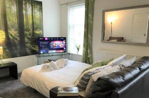 sala de estar con cama y sofá en Restful 1-Bedroom flat in St Helens, en Saint Helens