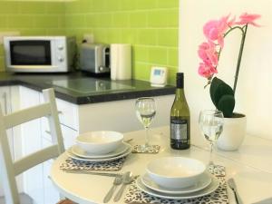 una mesa con dos copas y una botella de vino en Restful 1-Bedroom flat in St Helens, en Saint Helens