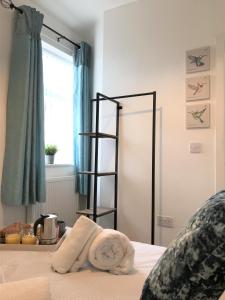 1 dormitorio con 1 cama con toallas en Restful 1-Bedroom flat in St Helens, en Saint Helens