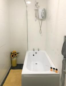 a white bath tub in a white bathroom at Welcoming spacious 2-bedroom house in St Helens in Saint Helens