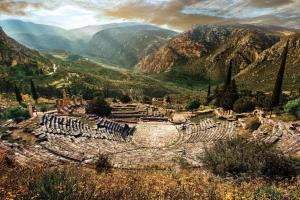 amfiteatr w górach z górami w tle w obiekcie Delphi celebrity v i p the navel of the Earth, CENTER-DELPHI-penthouse galaxy&sky panoramic view, harmony&YOGA w mieście Delfy