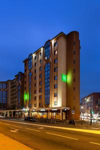 un edificio con una señal verde en el costado. en Ibis Styles Toulouse Centre Canal du Midi, en Toulouse